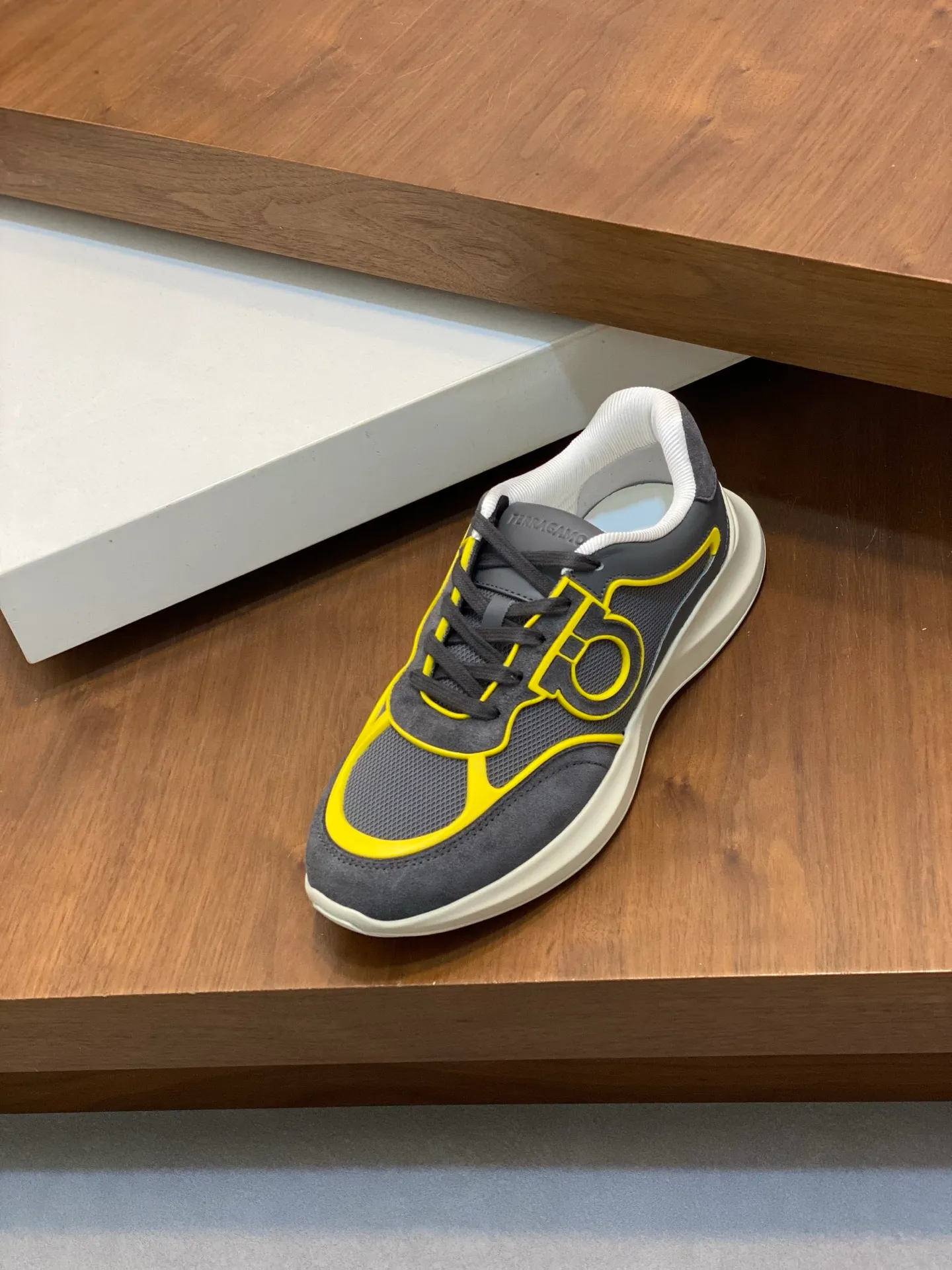 Men's men's shoes 💰700 [Ferragamo] Ferragamo - High-end quality original order - Upper: original cow suede leather with breathable mesh, brand logo sewn on the shoe body - Lining: brand canvas, foot pads; water-dyed cowhide - Outsole: rubber outsole - Super high quality control·Fine workmanship: Prominent (high-end·luxury·grade) Size: 38-44 (38 45, can be customized)
